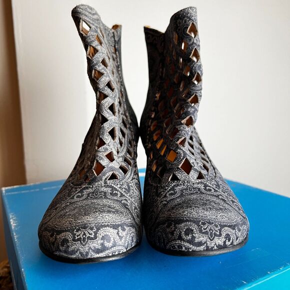 John Fluevog | Murillo | Baroque | Grey Paisley | Diamond Perforated Boot | Sz 6 - Picture 9 of 16